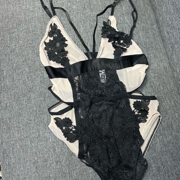 FRENCH AFFAIR | Lace Body Suit - Picture 3 of 6